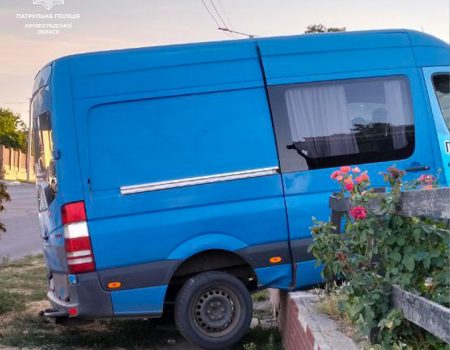 У Кропивницькому мікроавтобус в’їхав у паркан кафе