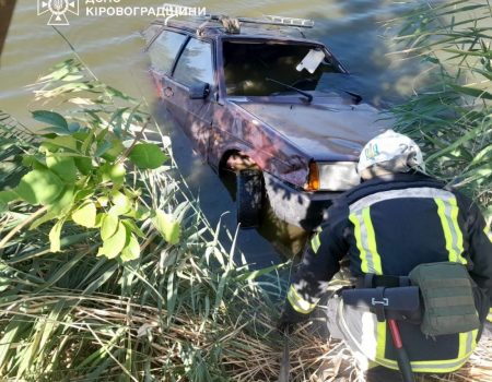 На Кіровоградщині зі ставка дістали авто з двома загиблими чоловіками. ФОТО
