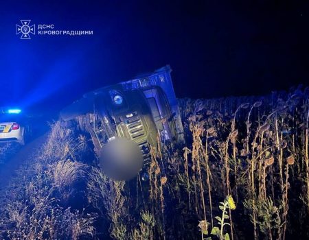 На Кіровоградщині перекинулася вантажівка – людину на смерть придавило кузовом. ОНОВЛЕНО