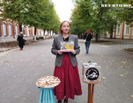 “Баба Єлька” вчила кропивничан вибійці, танцям та пригощала хрустиками й плачиндою за донат для військового медика