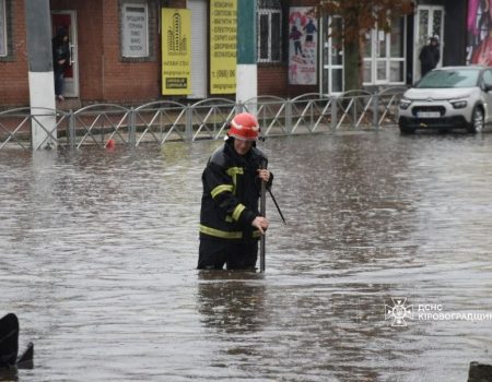 У Кропивницькому через зливу автівки застрягли у воді. ФОТО