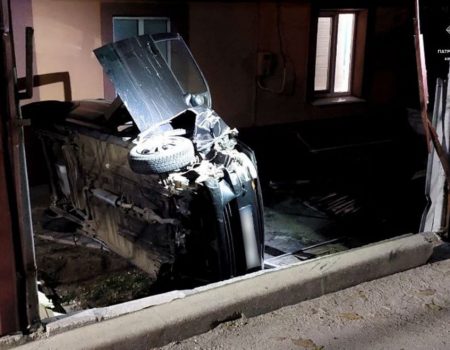 У Кропивницькому п’яний водій врізався в паркан приватного будинку й перекинувся