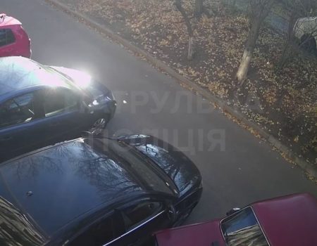 У Кропивницькому п’яний водій в’їхав у припарковане авто і втік. ФОТО