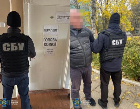 Тисячі доларів за фейкові діагнози призовникам: у Кропивницькому затримали лікаря ВЛК