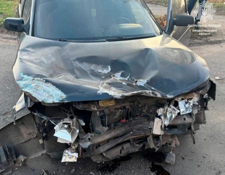У Кропивницькому легковик врізався у вантажівку. ФОТО