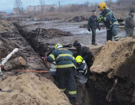 На Кіровоградщині працівника засипало землею на глибині трьох метрів. ФОТО