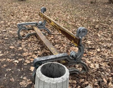 У Кропивницькій міській раді розповіли, куди зникли чавунні лавки із Ковалівського парку