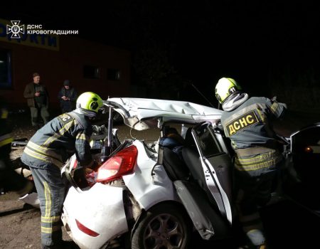 ДТП на Кіровоградщині: рятувальники деблокували чоловіка з пошкодженого легковика. ФОТО