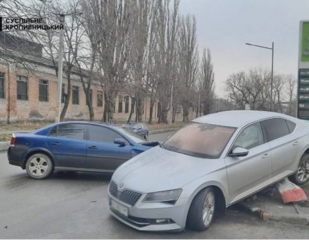 ДТП у Кропивницькому: водія однієї із автівок госпіталізували із черепно-мозковою травмою. ФОТО