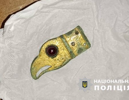 Жителька Кіровоградщини опинилася під слідством за спробу продати рідкісні артефакти IV-V століть