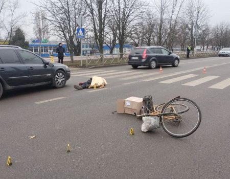 У Кропивницькому велосипедист загинув під колесами авто