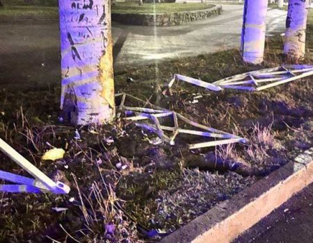 У Кропивницькому водій зніс паркан і втік, але недалеко.