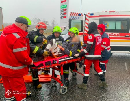 На Кіровоградщині сталася ДТП за участі трьох автівок. Є постраждалі. ФОТО