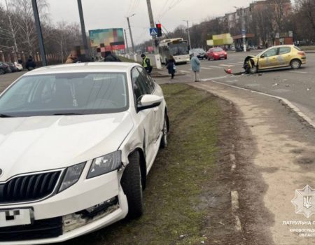 Внаслідок ДТП у Кропивницькому Skoda Octavia опинилася на газоні. ФОТО