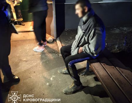 У Кропивницькому під час пожежі в підвалі п’ятиповерхівки, що сталась через загорання матрацу, врятували чоловіка