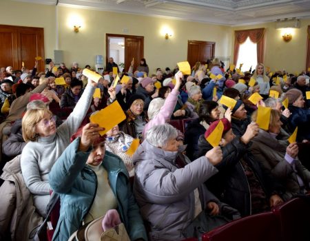 На громадських слуханнях проголосували проти обмежень часу пільгових перевезень пенсіонерів у Кропивницькому