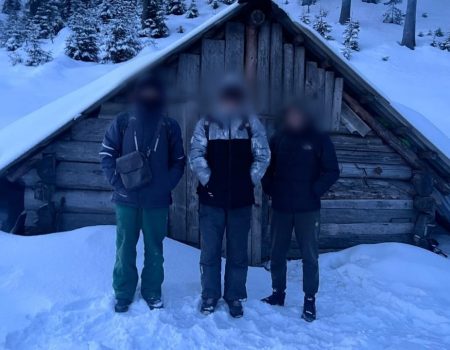 Дві доби блукали засніженим високогір’ям: на Закарпатті прикордонники затримали трьох жителів Кіровоградщини