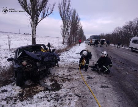 У Кропивницькому районі сталася ДТП, у якій загинула жінка та ще двоє людей – отримали травми. ФОТО