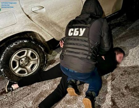 Намагалися встановити GPS-маячок на військову техніку: на Кіровоградщині затримали двох агентів рф. ФОТО