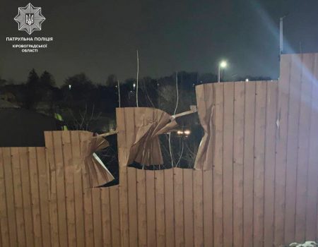 У Кропивницькому п’яна водійка без прав протаранила паркан. ФОТО