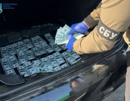 Фіктивна довідка за 15 тисяч доларів. На Кіровоградщині викрили нелегальну схему переправлення чоловіків за кордон. ФОТО