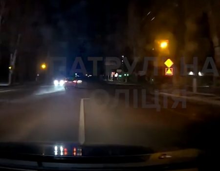 У Кропивницькому п’яний водій тікав від патрульних під час комендантської години. ВІДЕО