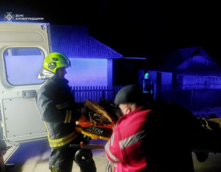 Під час пожежі в селі на Кіровоградщині вогнеборці врятували 67-річного чоловіка