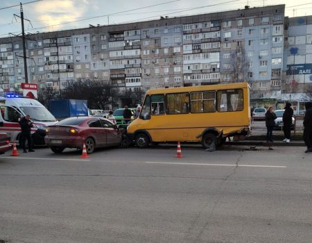 У Кропивницькому зіткнулися легковик і маршрутка. Є травмовані