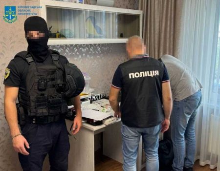 Начальник кропивницького відділення банку зі спільниками обікрав пенсіонерів на 10 млн грн
