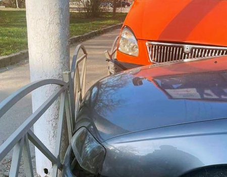 У Кропивницькому легковик на швидкості врізався в маршрутку. ФОТО