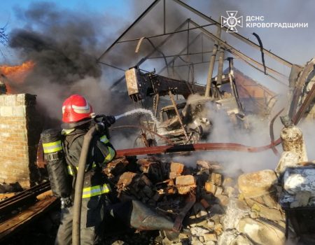 На Кіровоградщині згорів гараж із двома авто, сівалкою та причепом. ФОТО