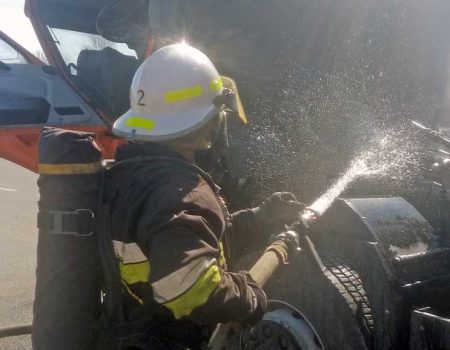 У Кропивницькому посеред дороги загорілася вантажівка. ФОТО