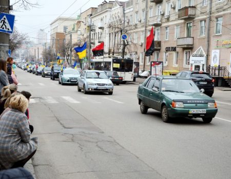 У Кропивницькому збирають підписи під зверненням до влади про проїзд кортежів “На щиті” через центр