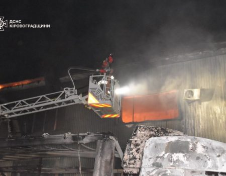 Нічна атака на Кіровоградщину: пожежа в Кропивницькому та пошкоджена вежа зв’язку. ФОТО