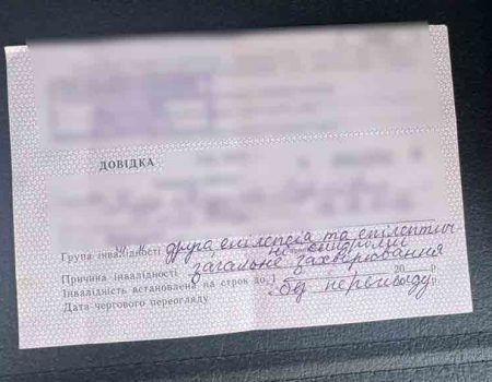 Кропивницький: перед міськрадою стало на одну фотозону менше через вандалів. ФОТО