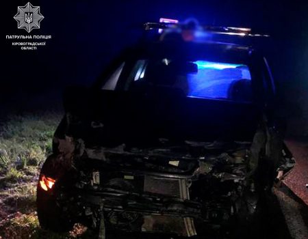 На Кіровоградщині водій побив машину об відбійник. ФОТО