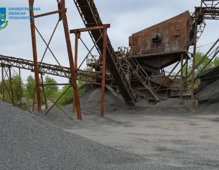 25 млн грн збитків: керівника підприємства підозрюють в незаконному видобутку гнейсу