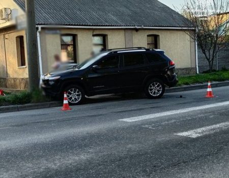 Через неуважну водійку Toyota Camry автівка Jeep Cherokeе в’їхала в стовп. ФОТО