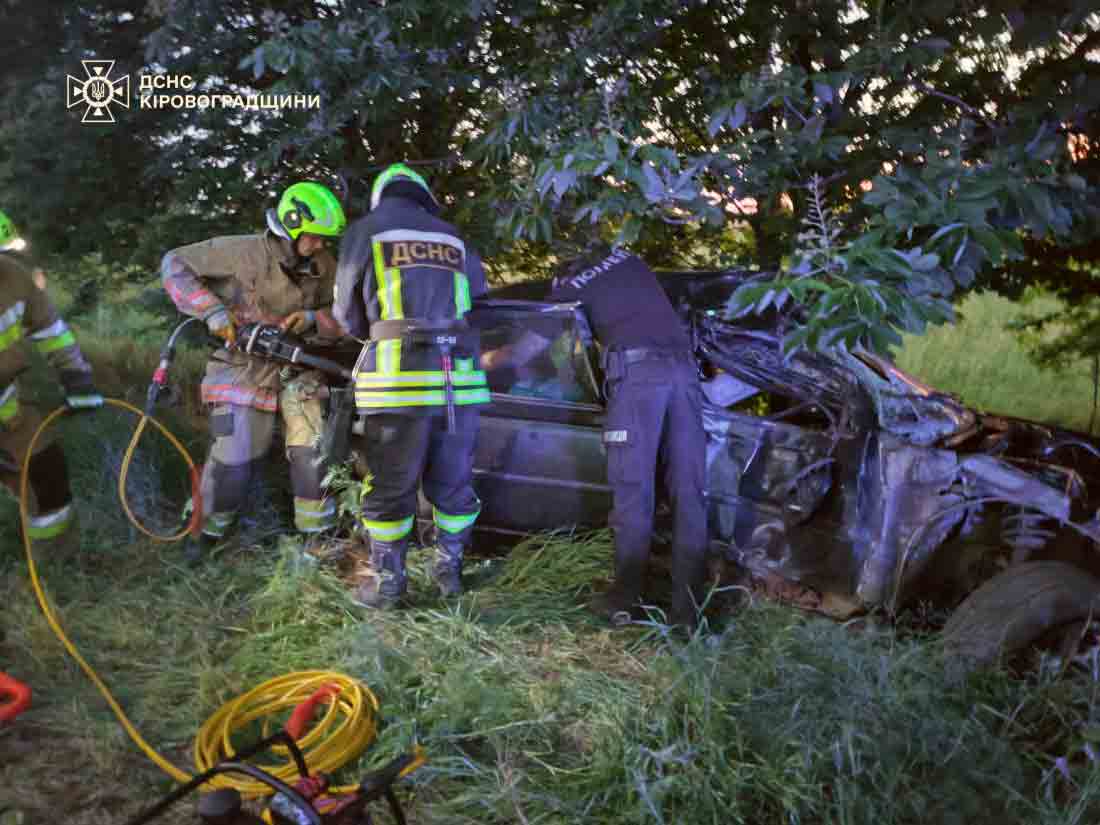 Рятувальники ДСНС деблокують чоловіка з автомобіля після ДТП у Бобринці