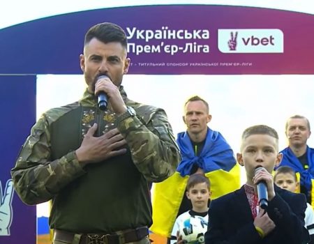 Військовий з Кропивницького виконав Гімн України перед матчем “Шахтар” і “Динамо”