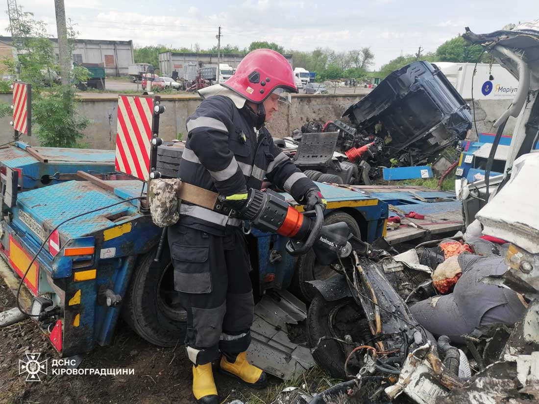 Рятувальники на місці аварії на Кіровоградщині