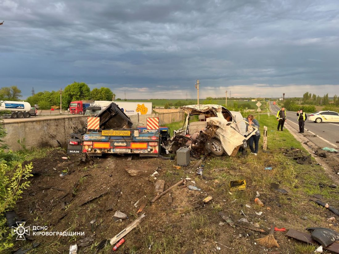 Місце ДТП на трасі М-30 біля Новоархангельська