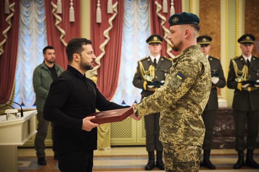 Двоє чоловіків, один у цивільному одязі, інший у військовій формі