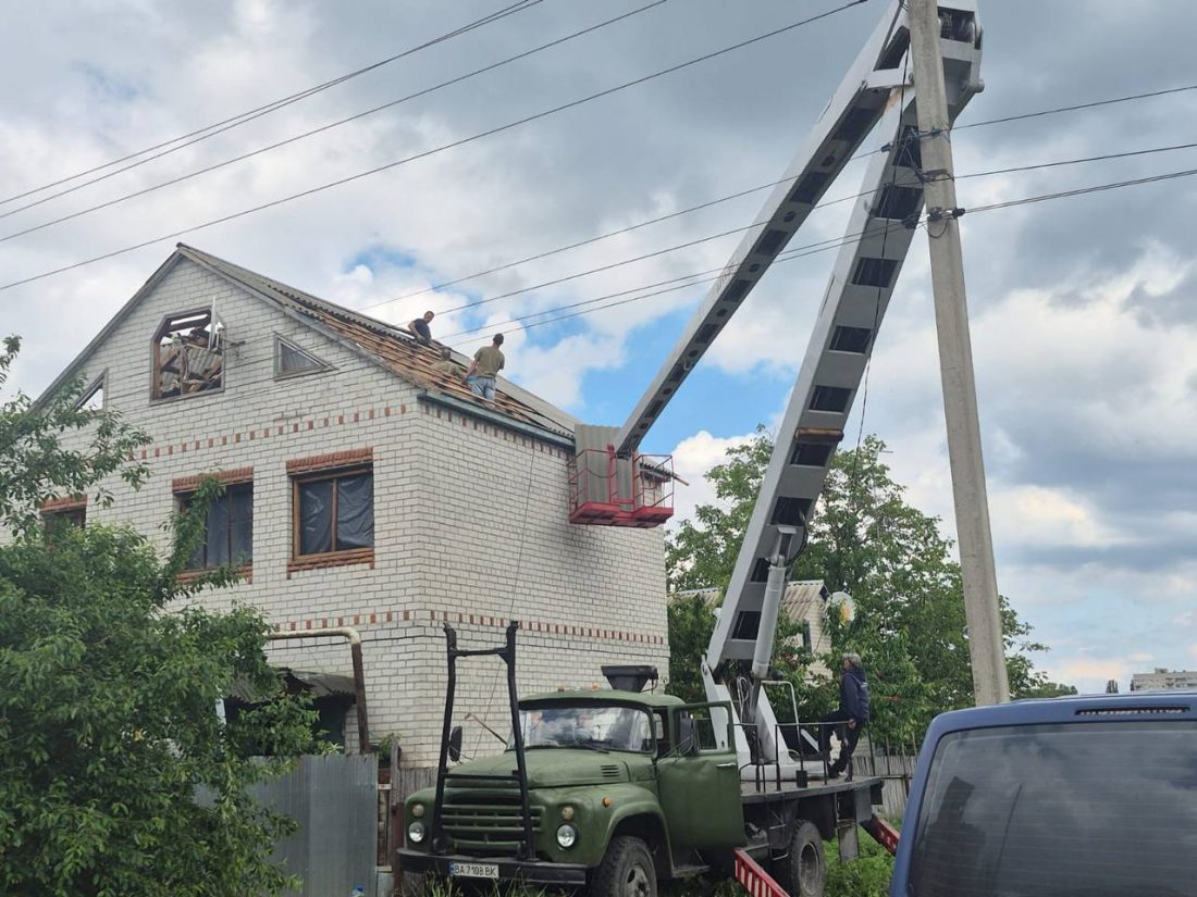 Пошкоджений житловий будинок у Світловодську після ракетної атаки