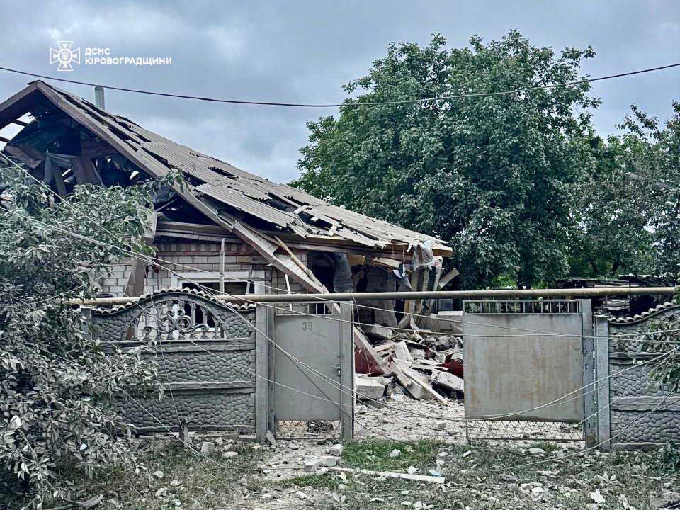 Наслідки ракетного удару в Світловодську - пошкоджений житловий будинок