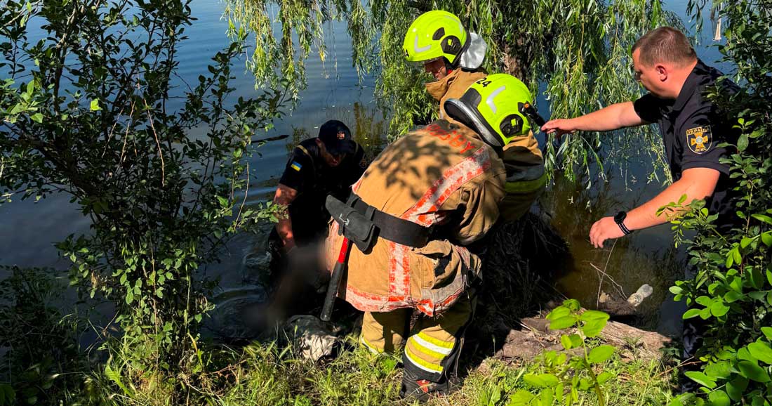 Кропивницький район: рятувальники дістали з водойми тіло загиблої жінки