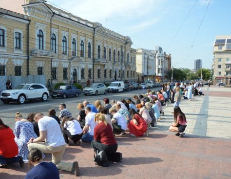 У Кропивницькому внаслідок ДТП автівка злетіла в канаву. ФОТО