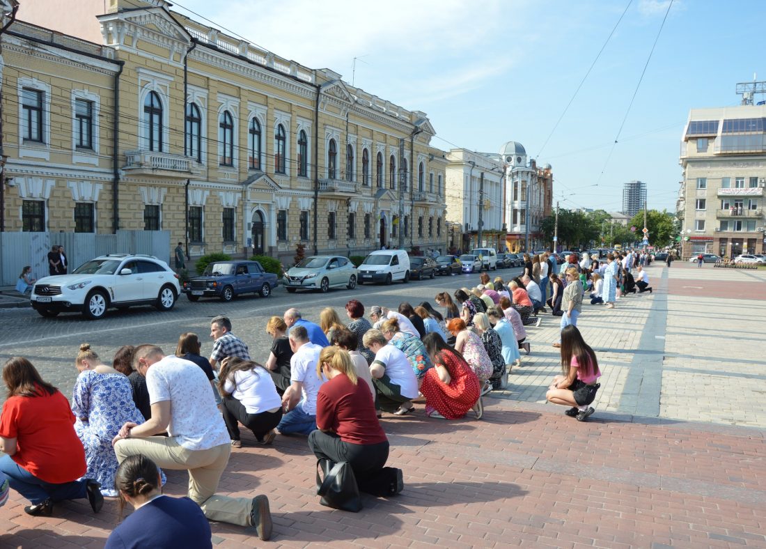 Містяни на колінах зустрічають траурний кортеж