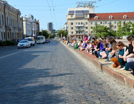 У Кропивницькому ловлять порушників біля стихійного смітника поруч із кладовищем і залізницею. ФОТО