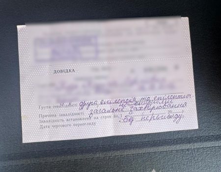 У Кропивницькому водія, який мало не в’їхав у дитину біля під’їзду, позбавили водійських прав. ВІДЕО